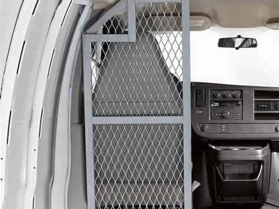 Ein Streck metall, das als Kabinen teiler verwendet wird, ist teilweise von der Kabine und dem Rücksitz getrennt.