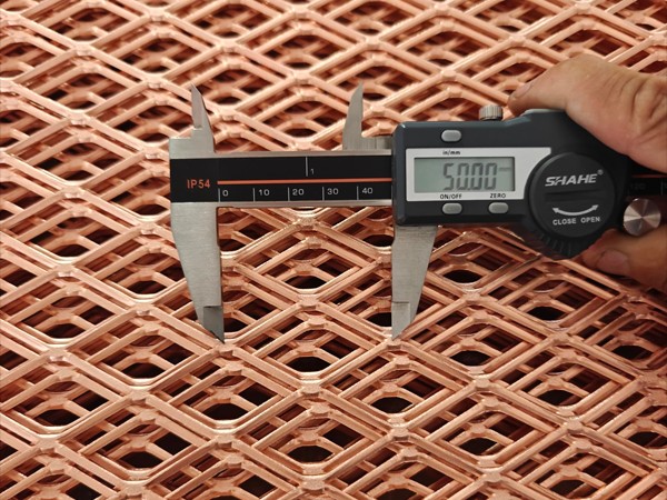 Measure the LWD of copper expanded metal mesh with a caliper.