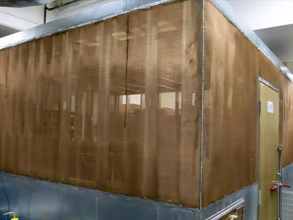 Uma gaiola Faraday feita da folha expandida cobre do metal