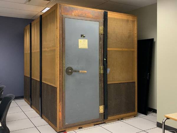 Compartments protected by copper expanded metal sheets in laboratory rooms