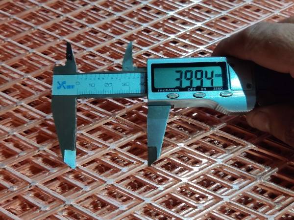 Measure LWD size of copper expanded metal sheet with vernier caliper