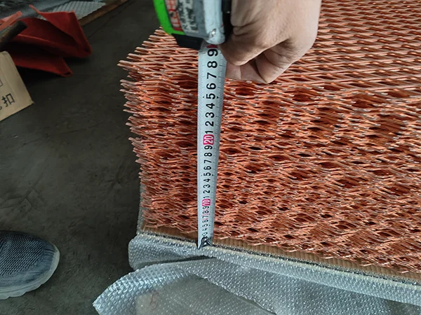 Measure the packing height of the copper expanded metal sheet with a tape.