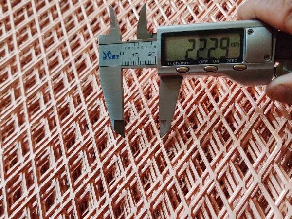 Measure SWD size of copper expanded metal sheet with vernier caliper