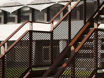 Des panneaux de remplissage en métal expansé sont utilisés comme balustrade d'escalier.