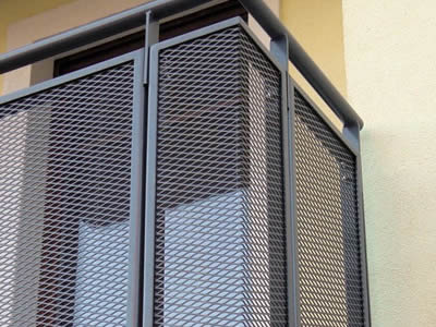 Les panneaux de remplissage en métal expansé sont utilisés comme clôture sur le balcon.